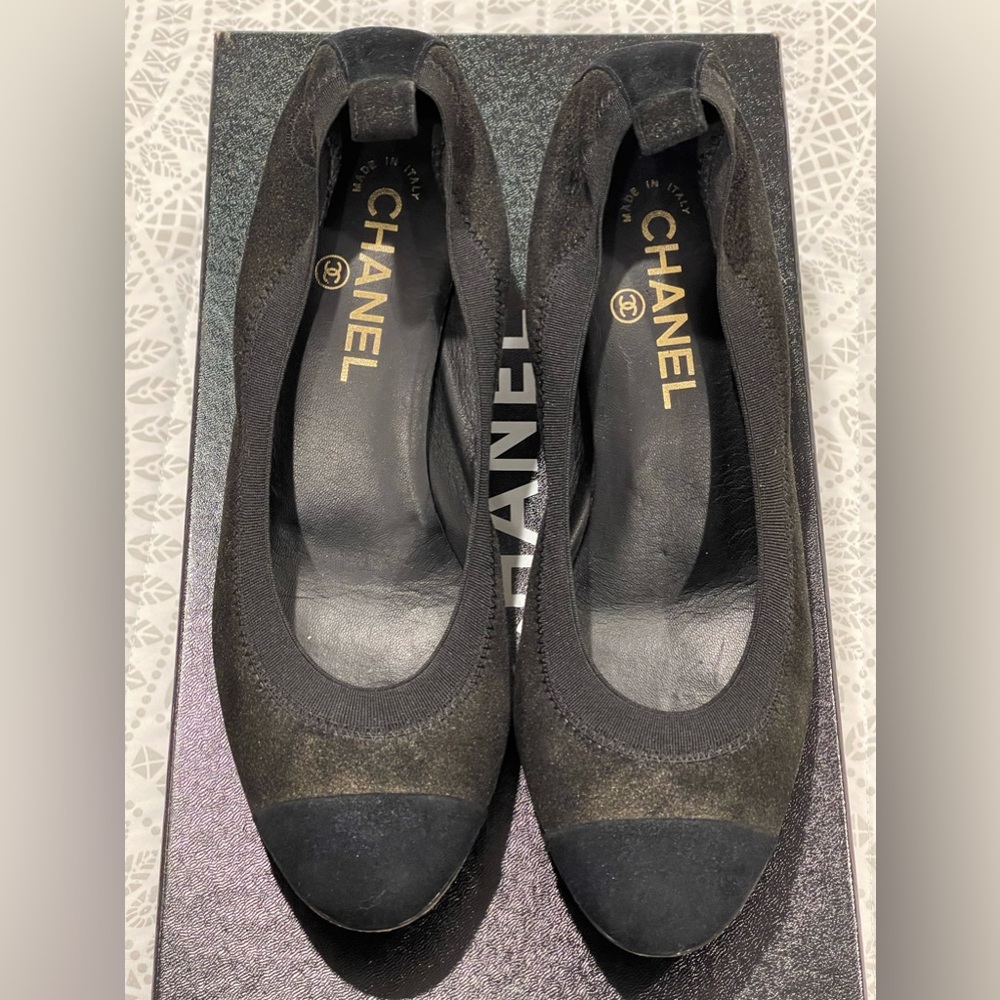 Chanel toe cap stretch pump size 39 black/navy